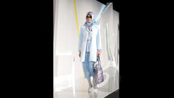 Model berjalan di atas catwalk memperagakan busana rancangan Itang Yunaz pada ajang Indonesia Fashion Week 2015 di JCC Senayan, Jakarta, Sabtu (27/2/2015). (Liputan6.com/Panji Diksana)