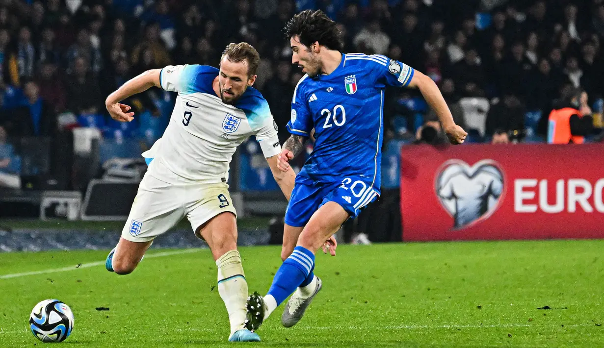 Pemain Timnas Inggris, Harry Kane berebut bola dengan pemain Timnas Italia, Sandro Tonali saat Kualifikasi Euro 2024 di Stadion Diego Armando Maradona, Napoli, Italia, Jumat (24/03/2023) WIB. The Three Lions sukses meraih kemenangan 2-1. (AP Photo/Lapresse/Alessandro Garofalo)