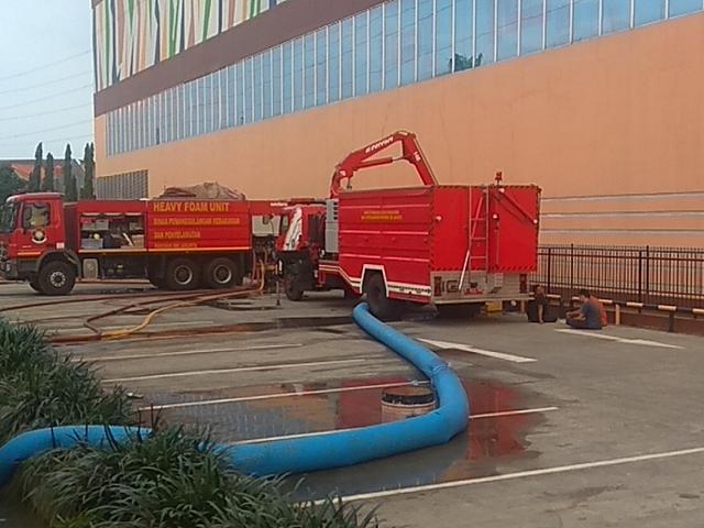 Banjir Surut Petugas Damkar Sedot Sisa Air Di Mal Cipinang Indah News Liputan6 Com