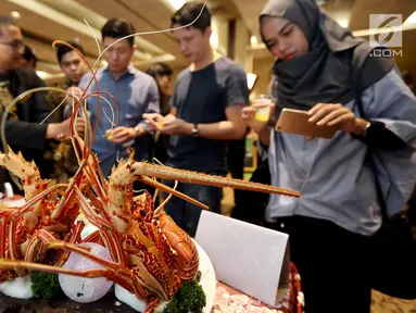 Salah satu makanan yang disajikan dalam festival kuliner "Flavors of The World" di Jakarta, Jumat (3/11). Festival kuliner internasional ini menampilkan menu dari berbagai belahan dunia dan berlangsung selama November 2017. (Liputan6.com/Johan Tallo)