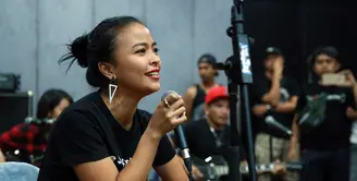 Tantri vokalis band Kotak dalam persiapannya untuk HUT SCTV ke-25. (Deki Prayoga/Bintang.com)
