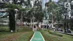 Aktivitas pekerja saat menyelesaikan pembangunan proyek jalur sepeda di Terowongan Semanggi, Jakarta, Kamis (6/10/2022). Proyek jalur sepeda tersebut nantinya akan menjadi fasilitas bagi pengguna sepeda dari arah Sudirman dan sebaliknya melewati Terowongan Semanggi yang termasuk bagian dari revitalisasi taman dan ditargetkan rampung pada bulan ini. (merdeka.com/Iqbal S. Nugroho)