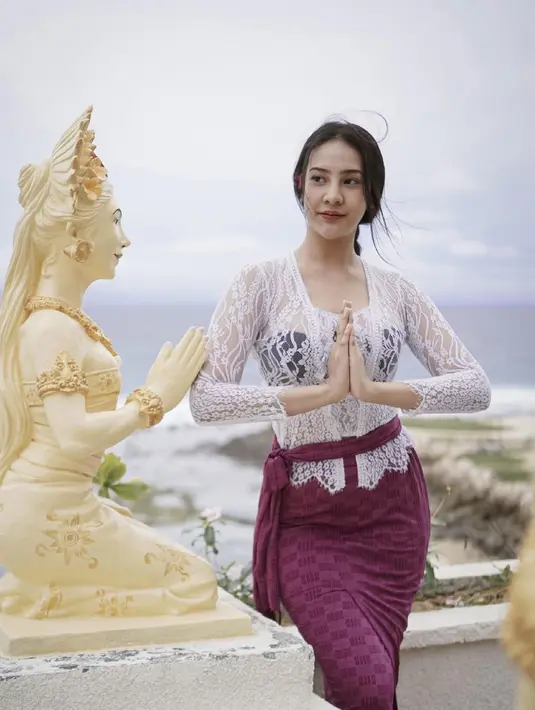 <p>Masih dengan pakaian adat Bali, kali ini Anya menggunakan kebaya putih. Lengkap dengan kain warna ungu yang senada dengan selendang di pinggang, penampilannya semakin menawan. [Instagram/anyageraldine] Penulis: Mufiidaanaiilaa Alifah S.</p>