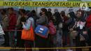 Antrean calon penumpang KRL Commuterline di area pedestrian Stasiun Terpadu Tanah Abang, Jakarta, Kamis (27/8/2020). Guna menekan penyebaran Covid-19, aparat terkait terus menghimbau pentingnya menaati protokol kesehatan. (Liputan6.com/Helmi Fithriansyah)