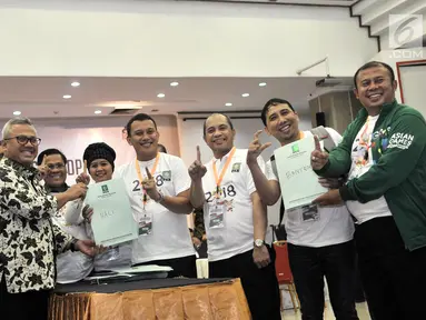 Sekjen Partai Kebangkitan Bangsa (PKB) Abdul Kadir Karding (keempat kanan), Ketua LPP Marwan Jafar (ketiga kanan) menyerahkan berkas bakal caleg ke Ketua KPU Arif Budiman di Gedung KPU, Jakarta, Selasa (17/7). (Merdeka.com/Iqbal S Nugroho)