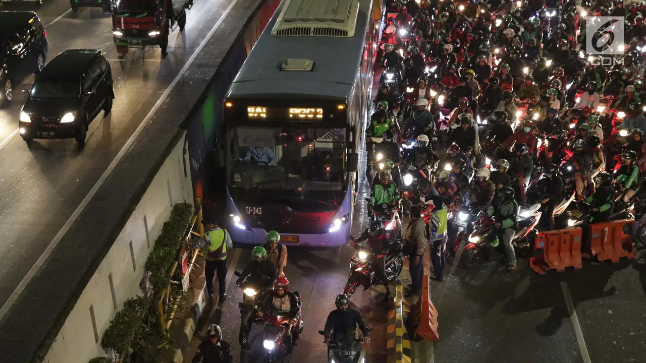 Ada Aksi Tolak Revisi RKUHP-UU KPK, Arus Lalin Depan Gedung Parlemen Dialihkan