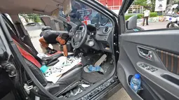 Petugas kepolisian mengecek mobil yang dibawa warga negara asing (WNA) usai melawan arus dan menabrak petugas Polisi Militer (PM) yang sedang bertugas di kawasan Dukuh Atas, saat di amankan di pospol Bundaran HI, Jakarta, Rabu (15/5/2019). (Liputan6.com/Herman Zakharia)
