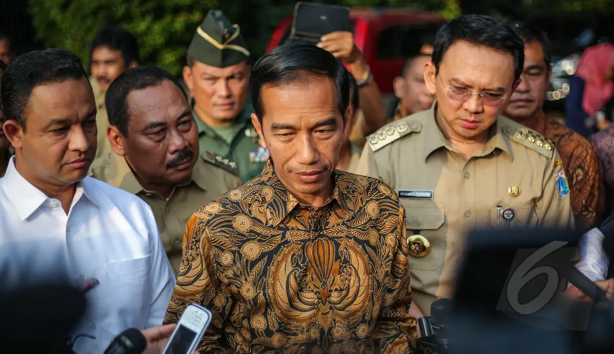 Presiden Joko Widodo (tengah), Mendikbud Anies Baswedan (kiri) dan Gubernur DKI Basuki Tjahaja Purnama memberikan keterangan disela kunjungannya meninjau pelaksanaan UN di SMA Negeri 2 Jakarta, Selasa (14/4/2015). (Liputan6.com/Faizal Fanani)