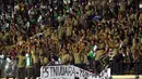 Ribuan suporter PS TNI memadati tribun saat menyaksikan laga antara PS TNI melawan Sriwijaya FC di Turnamen Piala Bhayangkara, Stadion Si Jalak Harupat, Bandung, Minggu (20/3/2016). PS TNI kalah 1-2 dari Sriwijaya FC. (Liputan6.com/Helmi Fithriansyah)