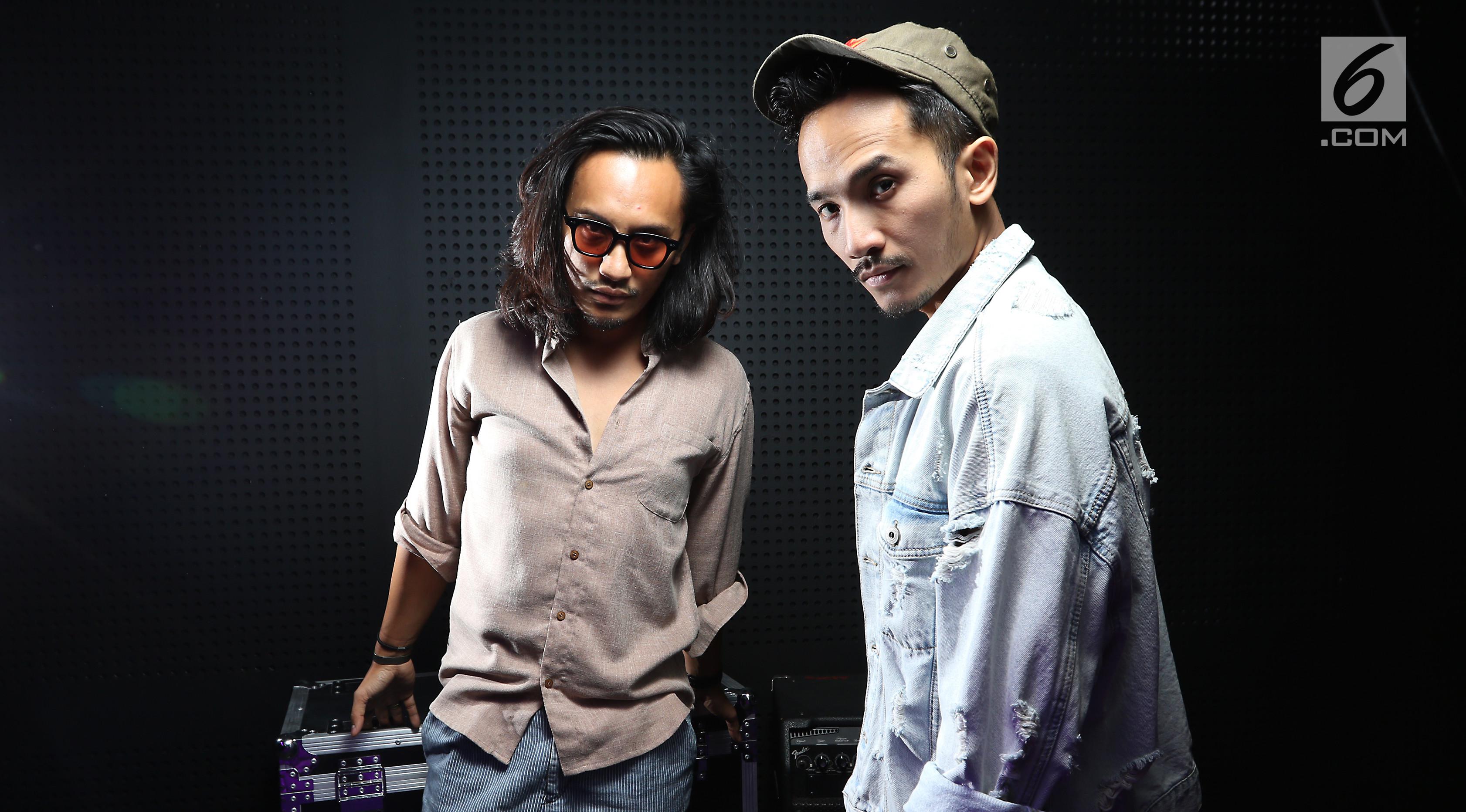   Personel band Stereocase saat berkunjung ke kantor Liputan6.com di SCTV Tower, Jakarta, Rabu (23/8). (Liputan6.com/Fatkhur Rozaq)