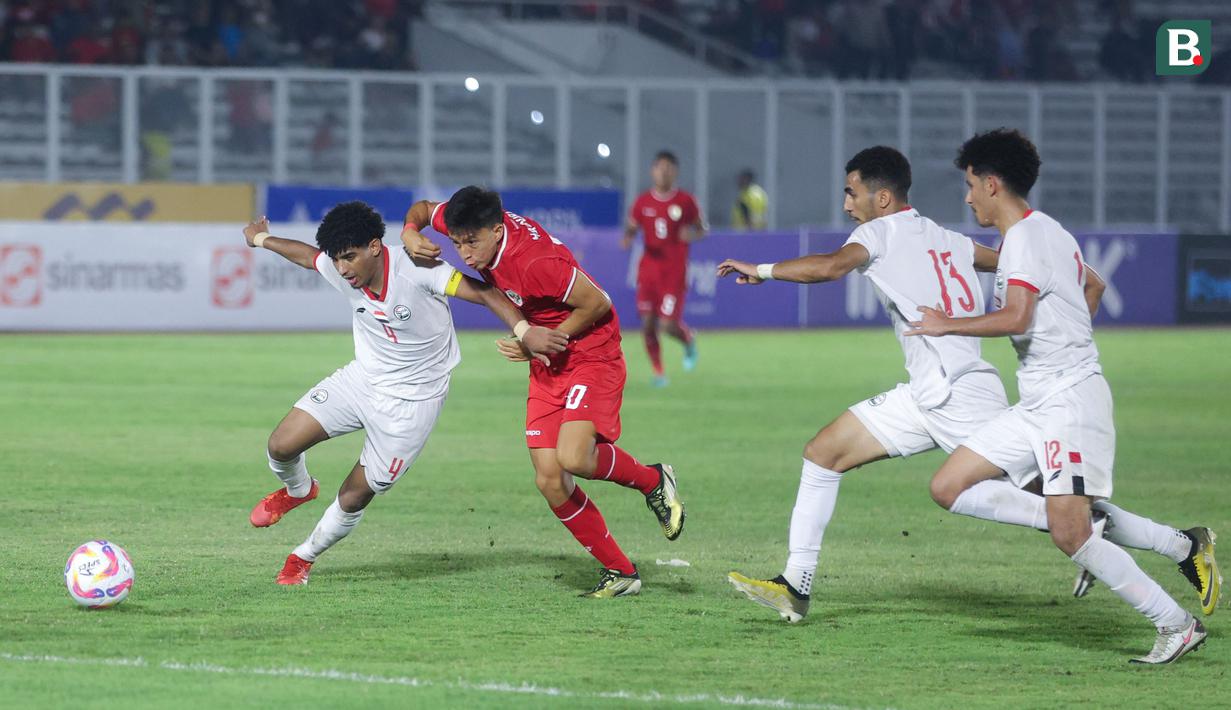 Pemain Timnas Indonesia U-20, Maouri Ananda Yves, berusaha melewati pemain Yaman U-20 dalam laga ketiga Grup F Kualifikasi Piala Asia U-20 2025 yang digelar di Stadion Madya, Jakarta, Minggu (29/9/2024). (Bola.com/M Iqbal Ichsan)