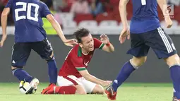 Pesepak bola Jepang U-19 berusaha menghalau Pesepak bola Timnas Indonesia U-19 pada laga uji coba babak pertama di Stadion Utama Gelora Bung Karno (SUGBK), Jakarta, Minggu (25/3). Babak pertama Timnas Indonesia kalah 0-1 (Liputan6.com/Angga Yuniar)