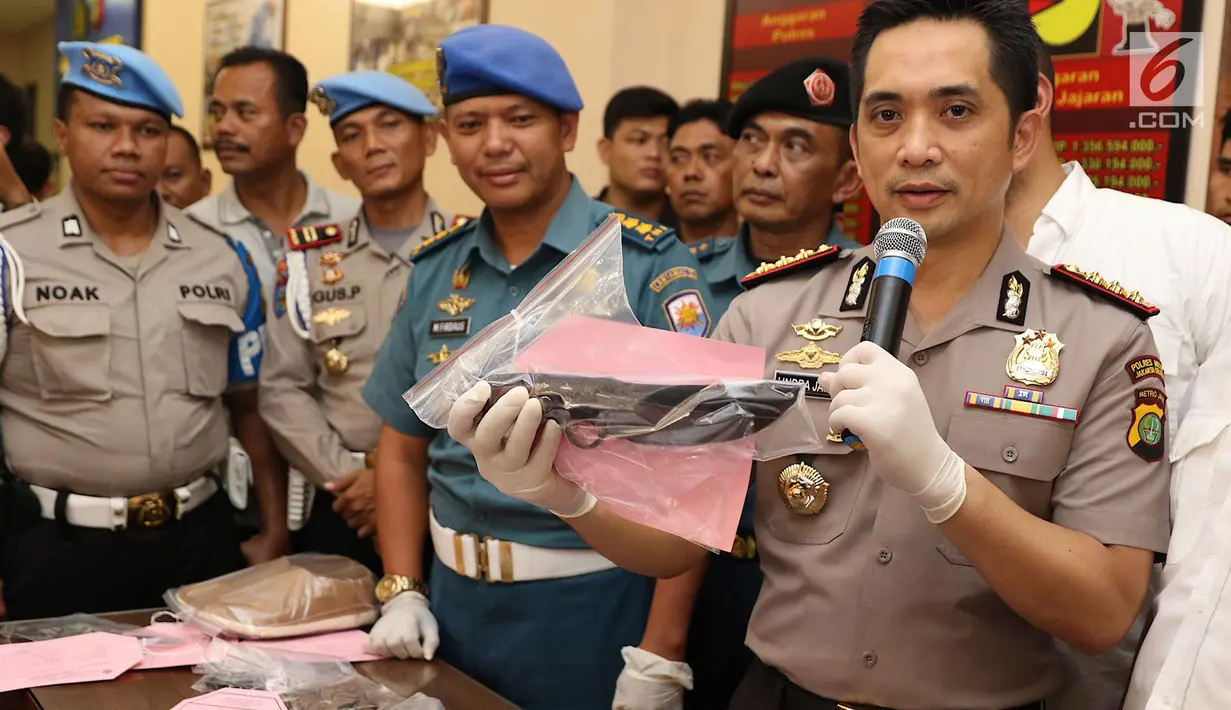 Kapolres Jakarta Selatan Kombes Pol Indra Jafar menunjukkan barang bukti kasus pembunuhan pensiunan TNI AL Hunaedi di Jakarta, Kamis (12/4). Petugas menyita barang bukti sebilah pisau, jam tangan, dan pakaian pelaku. (Liputan6.com/Immanuel Antonius)