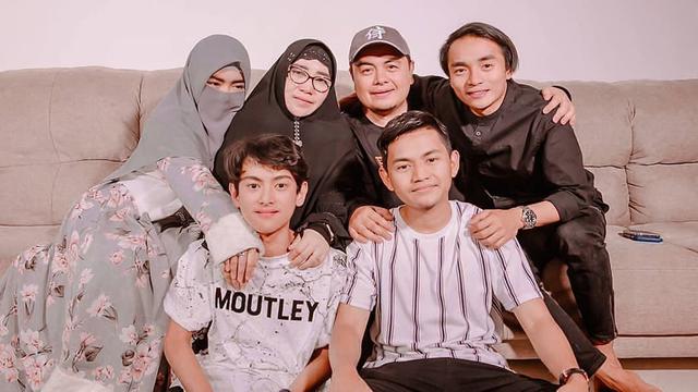 Jarang Tersorot, Ini 6 Potret Dhuha Malik Adik Bungsu Taqy Malik