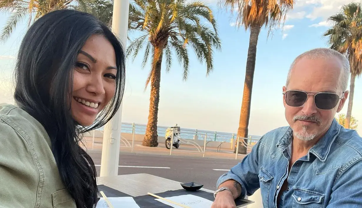 Setelah tiga kali gagal membina rumah tangga, Anggun C Sasmi melabuhkan hatinya pada seorang fotografer dan musisi bernama Christian Kretschmar. (FOTO: instagram.com/anggun_cipta/)