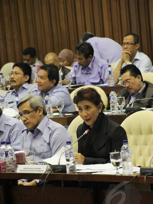 Menteri Kelautan dan Perikanan (KKP) Susi Pudjiastuti (kanan) menghadiri rapat kerja dengan Komisi IV DPR di Komplek Parlemen, Jakarta, Rabu (1/4). Raker tersebut membahas pelaksanaan kegiatan KKP tahun anggaran 2015. (Liputan6.com/Helmi Afandi)