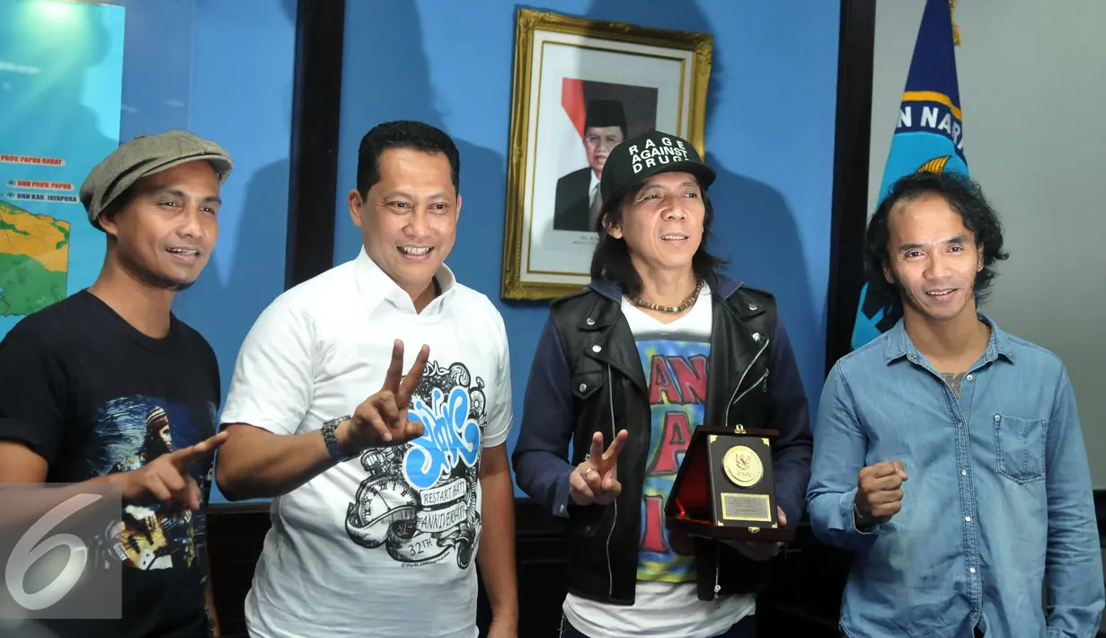 Kepala BNN, Budi Waseso foto bersama Grup Musik Slank usai melakukan pertemuan, Jakarta, Kamis (17/3). Pertemuan untuk bersilaturahmi dan kerjasama untuk melakukan pemberantasan narkoba lewat lagu-lagu Slank. (Liputan6/Johan Tallo)