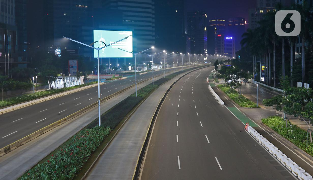 Suasana lengang kawasan Sudirman, Jakarta, Rabu (12/5/2021) malam. Polda Metro Jaya memberlakukan crowd free night untuk mencegah kerumunan takbir keliling di malam Idul Fitri 1442 yang berlaku mulai pukul 22:00 malam ini. (Liputan6.com/Herman Zakharia)