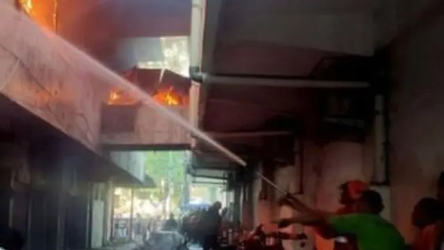 Upaya pemadaman kebakaran di Pasar Induk Krian. (Istimewa)
