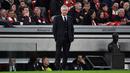 Ekspresi lesu pelatih Real Madrid, Carlo Ancelott saat timnya kalah dari Atheltic Bilbao pada laga lanjutan Liga Spanyol 2024/2025 di San Mames Stadium, Bilbao, Spanyol, Kamis (05/12/2024) dini hari WIB. (AFP/Ander Gillenea)