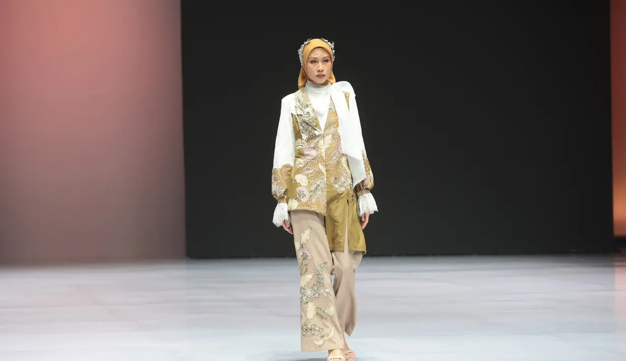 Model memperagakan busana berbahan Batik Tulis Jombang dalam koleksi AKASA DHARANI karya Lia Afif pada Indonesia Fashion Week (IFW) 2026 di Jakarta, Jumat, 31 Juli 2026. (KLY/Budy Santoso)