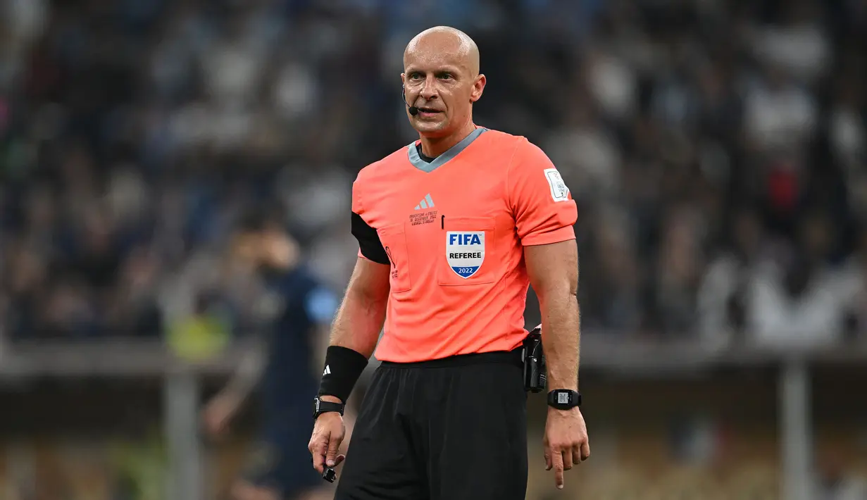 Wasit Szymon Marciniak saat memimpin laga final Piala Dunia 2022 antara Argentina melawan Prancis di Lusail Stadium, Doha pada 18 Desember 2022. Baru-baru ini, UEFA menunjuk Marciniak sebagai wasit utama untuk final Liga Champions 2022/2023 antara Manchcester City melawan Inter Milan di Ataturk Olympic Stadium, Istanbul Turki. (AFP/Paul Ellis)