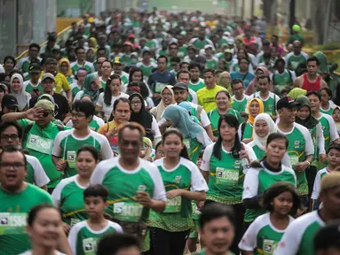 Ribuan peserta mengikuti lomba lari Milo Jakarta International 10K di kawasan Rasuna Epicentrum, Jakarta, Minggu (14/7/2019). Lomba ini digelar sebagai bagian dari perayaan Hari Ulang Tahun (HUT)  ke-492 DKI Jakarta. (Liputan6.com/Faizal Fanani)