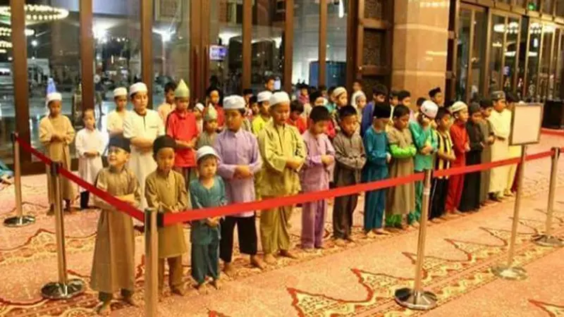 Jangan Suruh Anak-anak Salat di Saf Belakang, Ini Alasannya