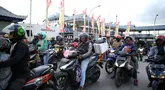 Pemudik mengendarai motor menaiki sebuah kapal feri untuk pulang ke kampung halaman mereka di Pelabuhan Gilimanuk, Bali, pada Jumat, 5 April 2024. (AP Photo/Firdia Lisnawati)