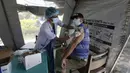 Seorang lansia menerima vaksin virus corona COVID-19 AstraZeneca di Kathmandu, Nepal, Senin (9/8/2021). Hingga 8 Agustus 2021, kasus virus corona COVID-19 Nepal mencapai 717.486. (AP Photo/Niranjan Shrestha)