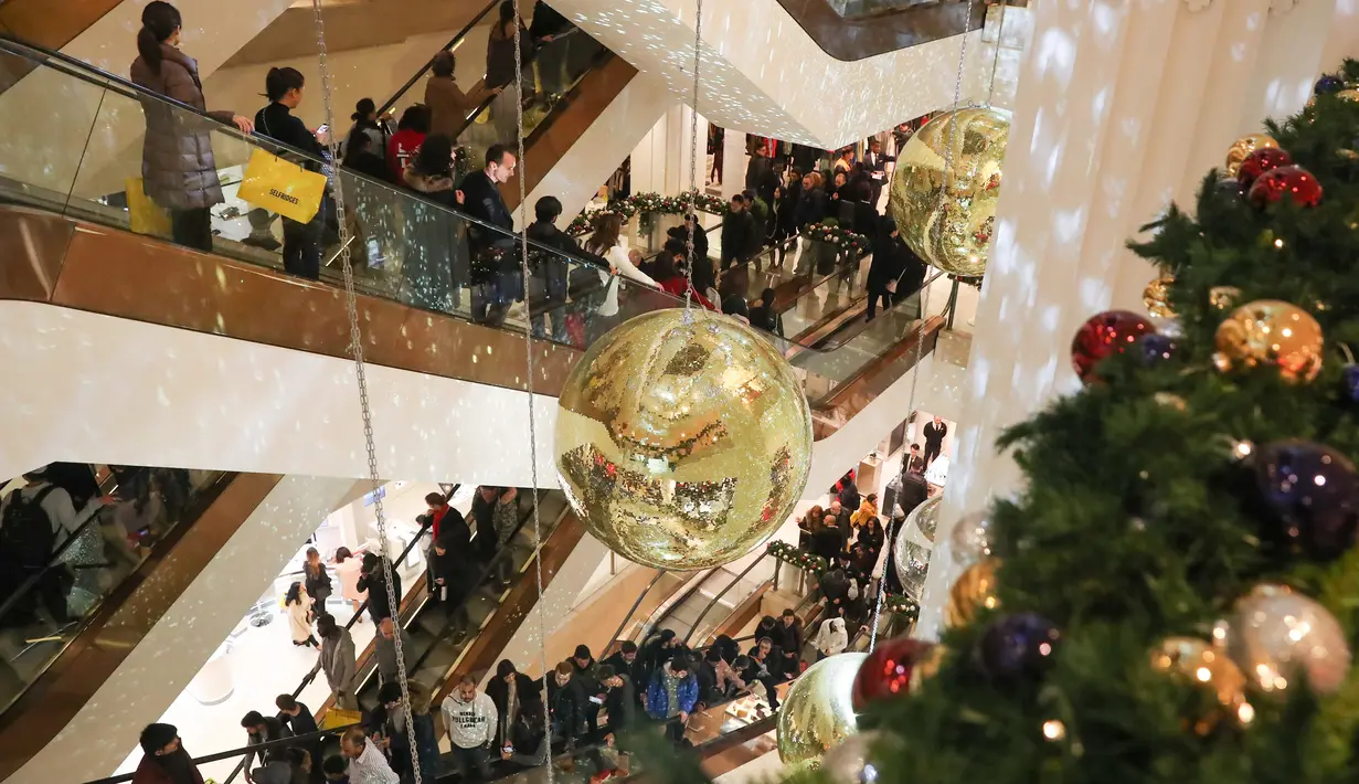 Pembeli mencari barang murah selama Boxing Day di Department stores Selfridges, London, Inggris, Selasa (26/12). Pada Boxing Day hampir semua pusat pertokoan yang memberikan pesta diskon diserbu pembeli dan terjadi antrean panjang (Daniel LEAL-OLIVAS/AFP)