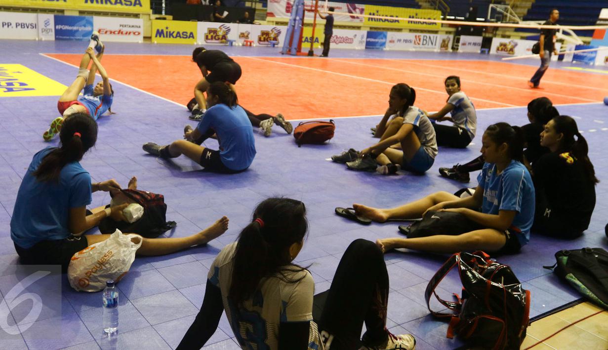 Tim voli Jakarta Elektrik PLN beristirahat usai berlatih di GOR C'Tra Arena, Bandung, Jawa Barat, Sabtu (15/4). Jakarta Elektrik PLN memastikan lolos ke final Proliga 2017 usai menumbangkan Popsivo Polawan. (Liputan6.com/Yoppy Renato)