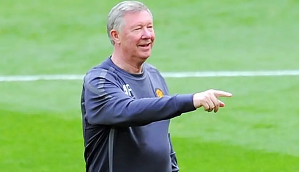 Manajer Manchester United Sir Alex Ferguson memimpin tim asuhannya berlatih menjajal lapangan Wembley Stadium pada 27 Mei 2011, sehari jelang final Liga Champions versus Barcelona. AFP PHOTO/LLUIS GENE