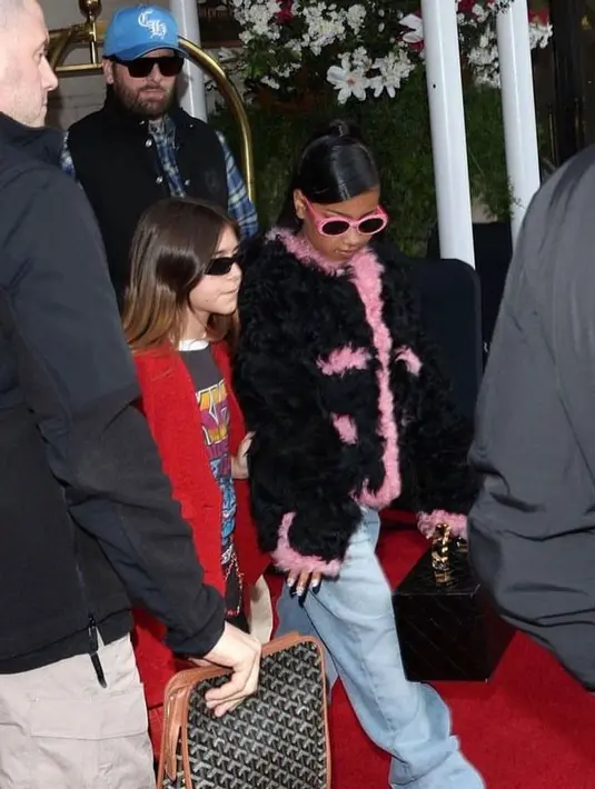 Percaya diri yang tinggi menambah kesan edgy pada tampilannya.