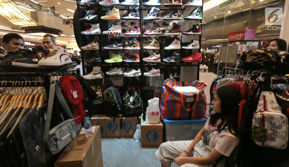 Pengunjung melihat sepatu Sneaker pada Pesta Sneaker yang digelar di atrium Lippo Mall Kemang, Jakarta, Kamis (19/4). Sneakerpeak The Fifth yang digelar pada 17 - 21 April diikuti lebih banyak penjual sneaker yang mengalami peningkatan sebesar 25%. (Liputan6.com/Fery Pradolo)