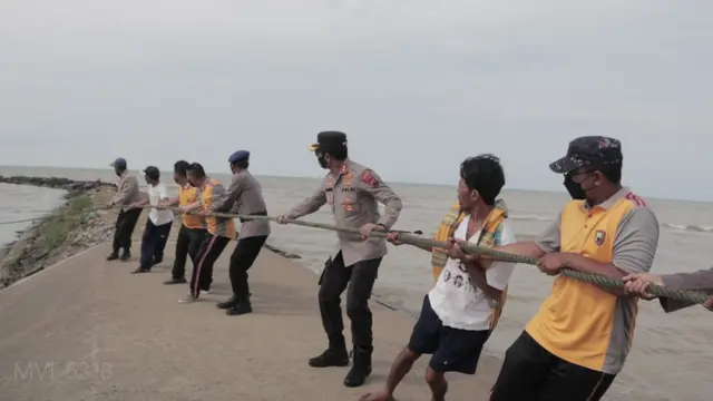 Kapal nelayan mengalami kecelakaan dan pecah terbelah jadi 2 saat hendak masuk ke Muara, di Pemalang