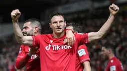 Paul Mullin yang bergabung dengan Wrexham sejak 23 Juli 2021 dari Cambridge United secara cuma-cuma. Ia merupakan pemain yang diidamkan baik oleh pemilik, yakni aktor Ryan Renolds dan parternya, Rob McElhenny, dan juga para penggemar. (AFP/Oli Scarff)