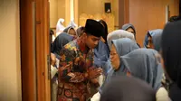 Wali Kota Solo, Gibran Rakabuming Raka bersilaturahmi dengan 125 orang Bu Nyai yaitu istri dari pengurus pondok pesantren dan Majelis Taklim dari 13 Kabupaten di Hotel Aston Solo, Kamis (14/12/2023). (Foto: Istimewa).