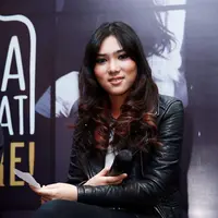 Belum lama ini kita mendengar nama Isyana Sarasvati diblantika musik tanah air, kurang lebihnya baru satu tahun Isyana mengexplore musik di Indonesia. (Deki Prayoga/Bintang.com)
