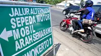 Petugas Kepolisian dari Satlantas Polres Banyumas dan Dinas Perhubungan di wilayah Kabupaten Banyumas dan Cilacap, Jawa Tengah memberlakukan sistem buka tutup di sejumlah persimpangan utama jalur selatan Jawa Tengah.