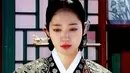 Di film tersebut, Park Shin Hye berpakaian sebagai ratu era Joseon, memakai hanbok, kostum etnis tradisional Korea. (soompi.com) 