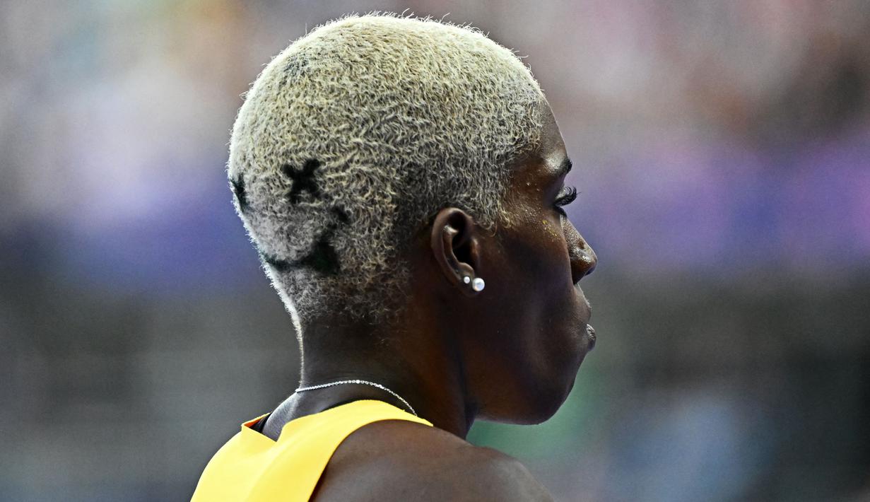 Pelari Jamaika, Janieve Russell saat berkompetisi dalam semifinal nomor lari gawang 400 meter Olimpiade Paris 2024 di Stade de France, Paris, Prancis, 6 Agustus 2024. (AFP/Jewel Samad)