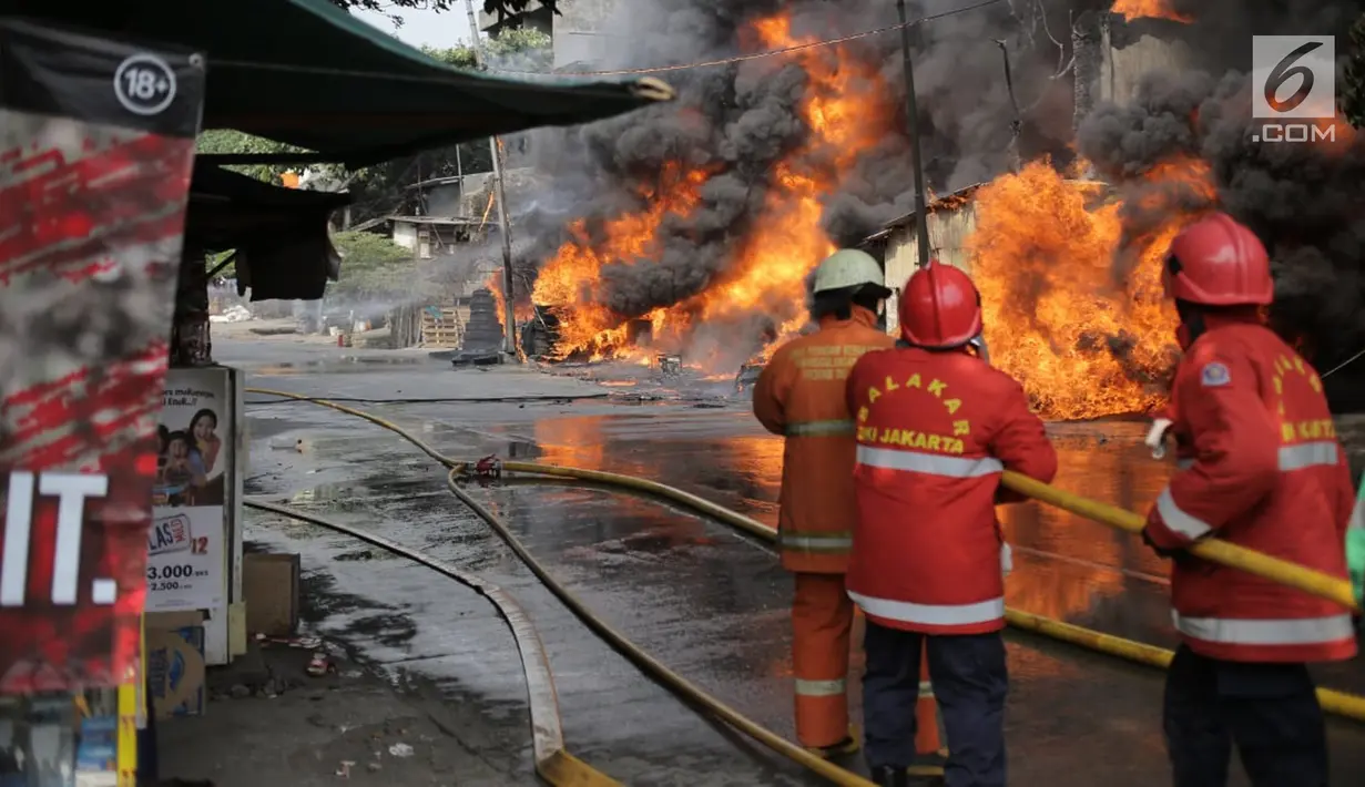 Petugas pemadam kebakaran berusaha memadamkan api yang melalap gudang di Jalan Kampung Bandan, Ancol, Jakarta Utara, Kamis (5/7). Belum diketahui penyebab dari kebakaran. (Liputan6.com/Faizal Fanani)