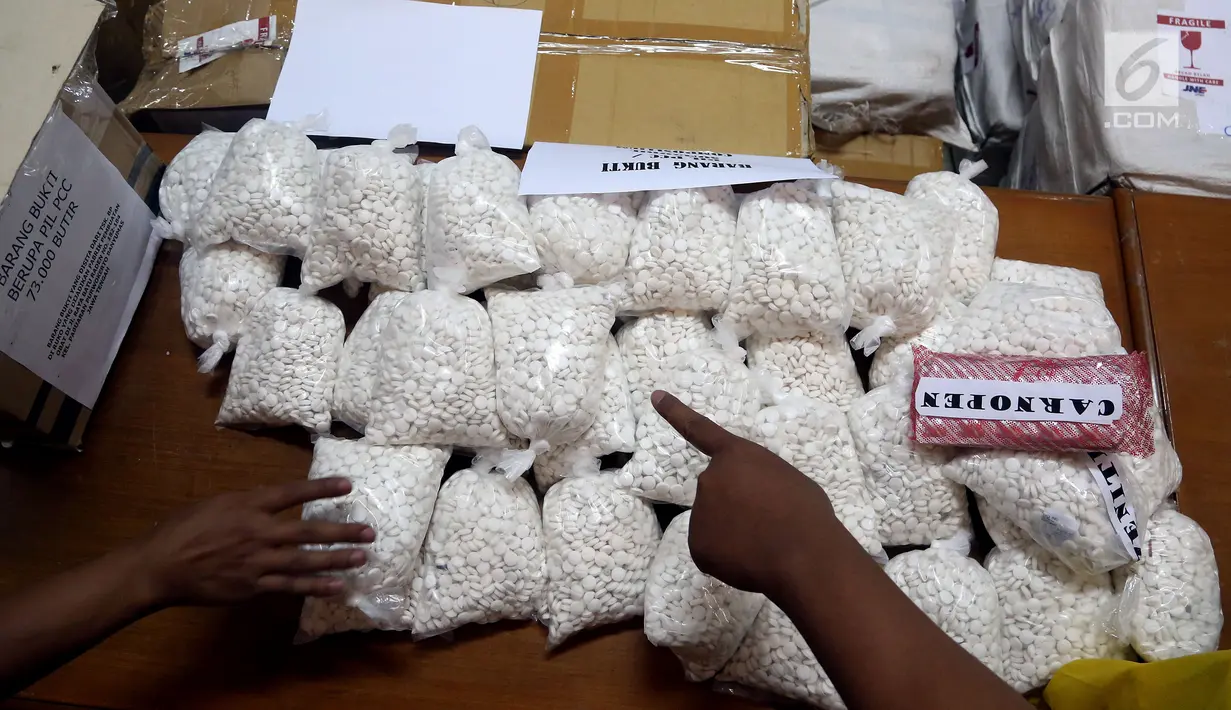 Puluhan bungkus pil ditampilkan saat pengungkapan kasus produksi ilegal obat Somadril (PCC) di Bareskrim Polri, Jakarta, Jumat (22/9). Petugas berhasil mengamankan pabrik dan barang bukti 4 ton PCC ilegal dari 4 tersangka. (Liputan6.com/JohanTallo)