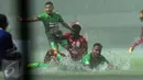 Penyerang PS TNI Elio Bruno Teixeira (bawah) terjatuh saat berebut bola dengan pemain Persiba dilanjutan Liga 1 Indonesia di Stadion Pakansari, Kab Bogor, Jumat (5/5). Laga kedua tim berakhir imbang 1-1. (Liputan6.com/Helmi Fithriansyah)