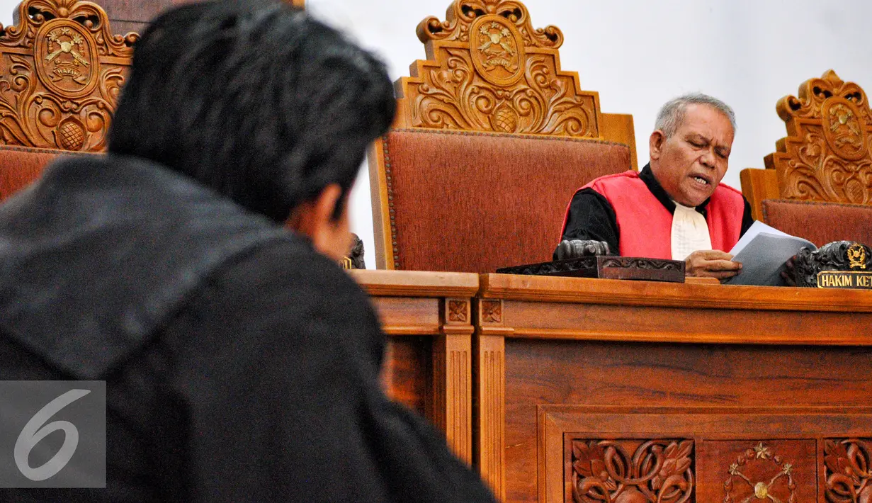 Kuasa hukum mantan Gubernur Papua Barnabas Suebu, Wahyudi mendengarkan putusan sidang praperadilan di PN Jakarta Selatan, Selasa (7/7/2015). Barnabas ditetapkan tersangka oleh KPK atas kasus DED PLTA sungai Urumuka tahun 2010. (Liputan6.com/Yoppy Renato)