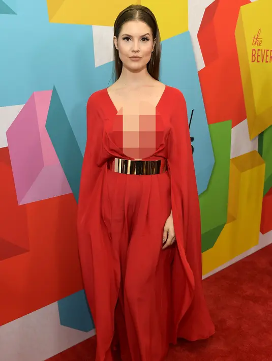 Amanda Cerny berpose di karpet merah saat menghadiri Streamy Awards 2017 di The Beverly Hilton Hote di Beverly Hills, California (26/9). Amanda Cerny merupakan seorang selebgram yang memiliki follower 17.2 juta. (Matt Winkelmeyer/Getty Images/AFP)