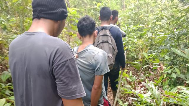 Penangkapan pelaku pemburu badak jawa di hutan Taman Nasional (TN) Ujung Kulon, Banten.