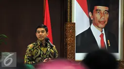 Menteri Pendayagunaan Aparatur Negara dan Reformasi Birokrasi (PAN-RB) Yuddy Chrisnandi (kanan) memberikan sambutan di acara Halal Bihalal Kemenpan RB, Jakarta, Senin (11/7). (Liputan6.com/Johan Tallo)