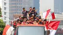 <p>Pemain Timnas Indonesia U-22 mengikuti parade perayaan kesuksesan Timnas Indonesia U-22 di SEA Games 2023 Kamboja dengan berkeliling kota Jakarta, Jumat (19/05/2023). (Bola.com/Bagaskara Lazuardi)</p>